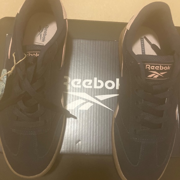 Reebok woman’s Sneaker 6.5 (navy blue,light pink,tan) - Picture 8 of 12